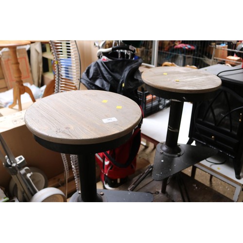 202 - 2 stools