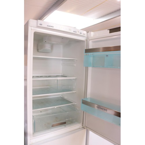 232 - Siemens fridge freezer - warranted until 12 noon Tuesday following the above sale