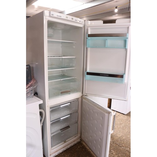 232 - Siemens fridge freezer - warranted until 12 noon Tuesday following the above sale