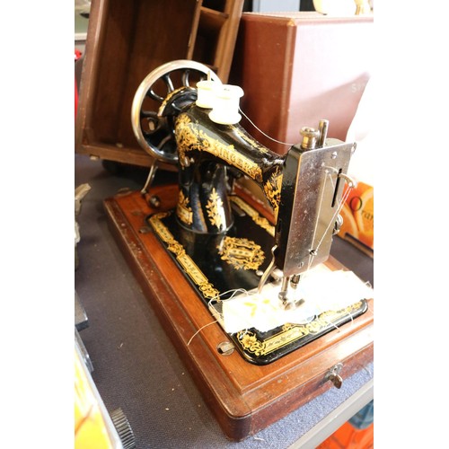 287 - Singer sewing machine in wooden case