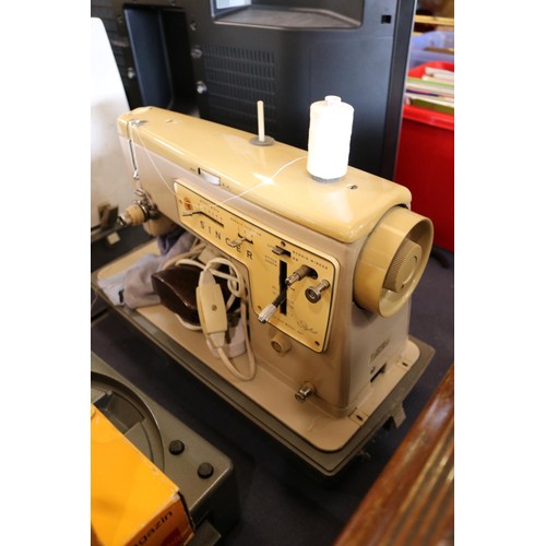 289 - Singer sewing machine in white case -to be rewired by a qualified electrician