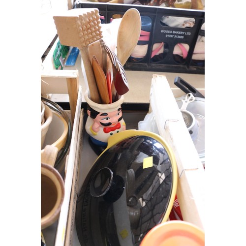 354 - Qty of kitchen ware, vintage kitchenalia & some crockery