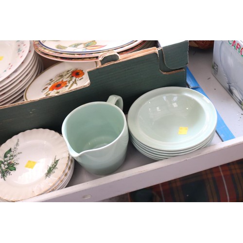 359 - Qty of kitchenware, incl Pyrex, sauce pans, cooling racks, crockery & books