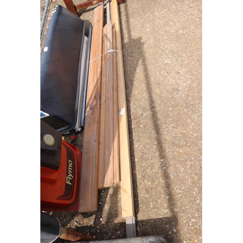 16 - Bundle of pine skirting board