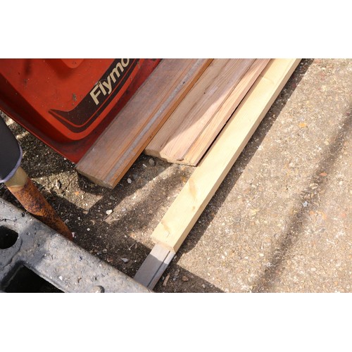 16 - Bundle of pine skirting board