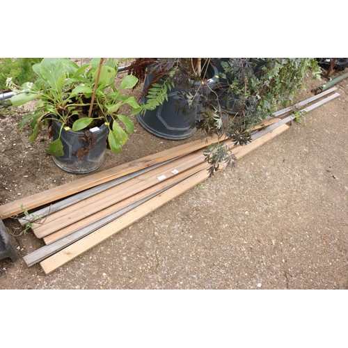 16 - Bundle of pine skirting board