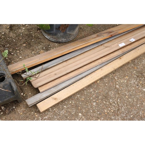 16 - Bundle of pine skirting board