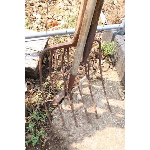 17 - Bundle of vintage garden tools