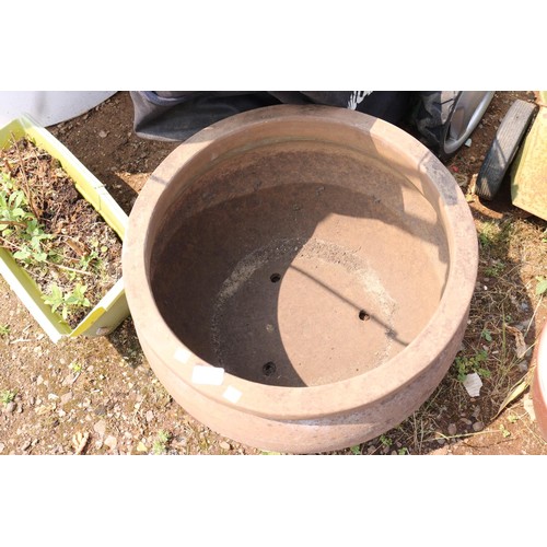 39 - Large round planter