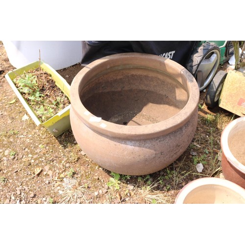 39 - Large round planter