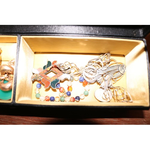 497 - Jewellery box, incl brooches, owl, earrings, etc