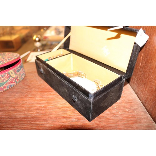 497 - Jewellery box, incl brooches, owl, earrings, etc