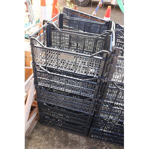 23 - 20 x black crates