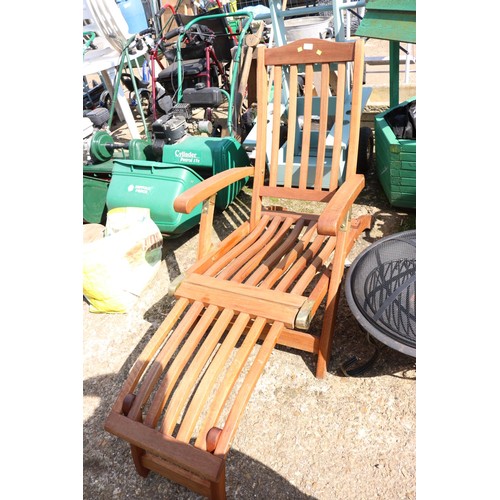 80 - Wooden garden lounger with cushion