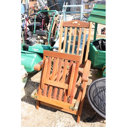 80 - Wooden garden lounger with cushion