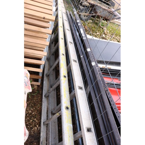 36 - 2 x Aluminium ladder