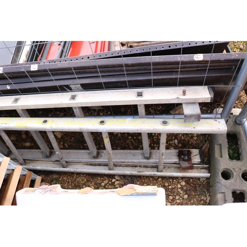 36 - 2 x Aluminium ladder