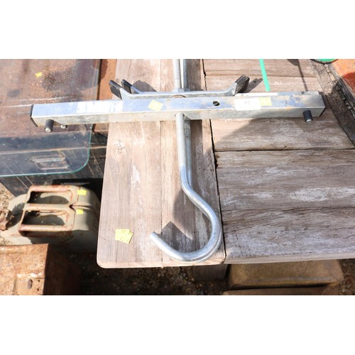 92 - Pair of roof rack ladder clamps