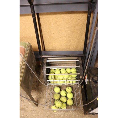 142 - Tennis tutor pro lite machine, balls & collector - warranted until 12 noon Tuesday following the abo... 