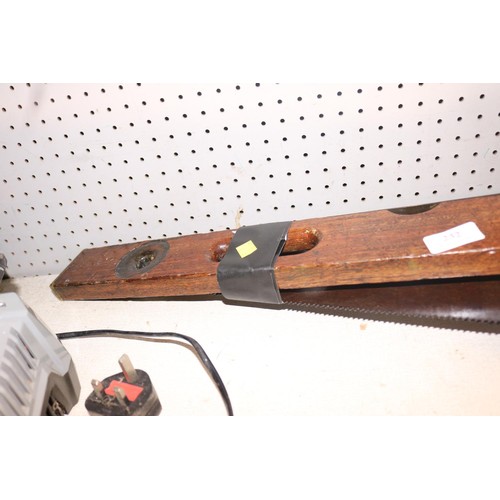 232 - Bundle of vintage saws & a spirit level