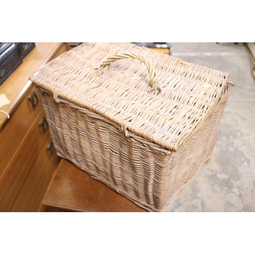 387 - Small wicker basket