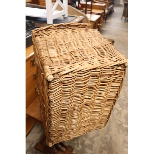 387 - Small wicker basket