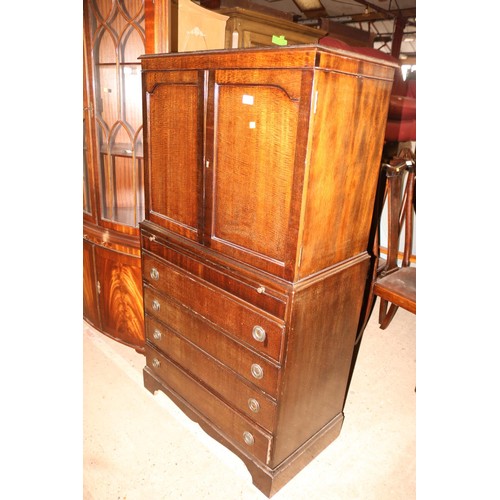 749 - Cupboard/chest of drawers with brush and slide