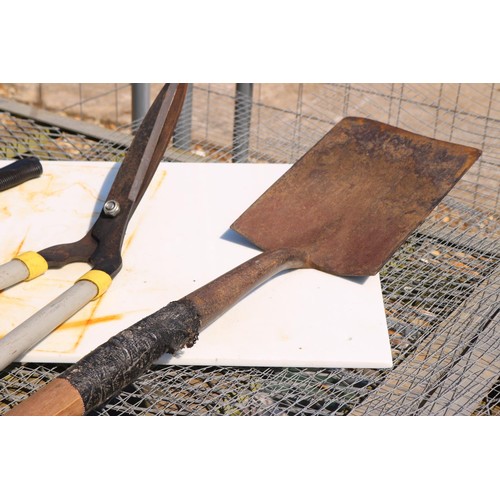 16 - Selection of garden tools