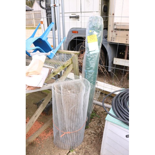 18 - Brand new roll of green shading/netting & roll of galvanised mesh