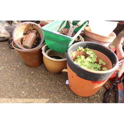 54 - Large quantity of various garden pots