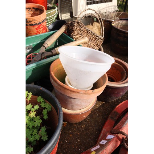 54 - Large quantity of various garden pots