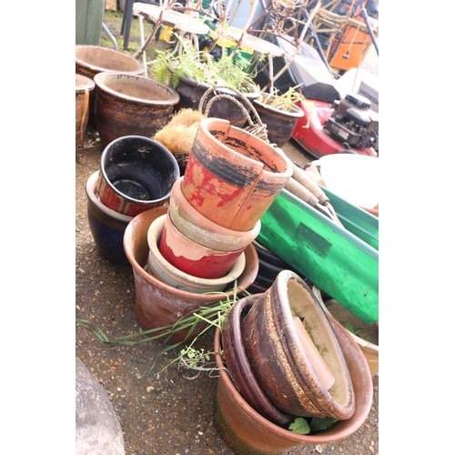 54 - Large quantity of various garden pots