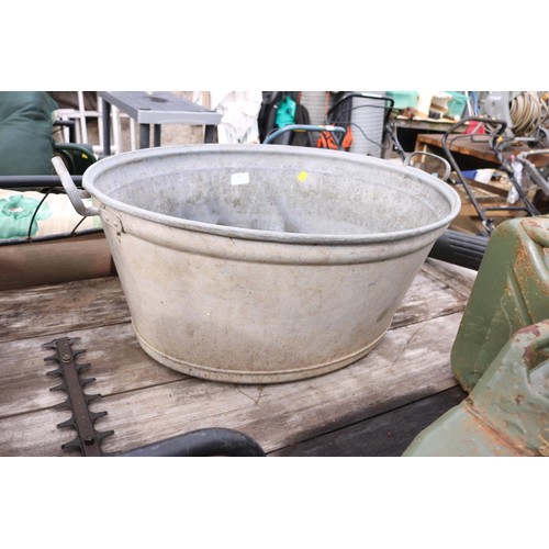 81 - Oval galvanised bath