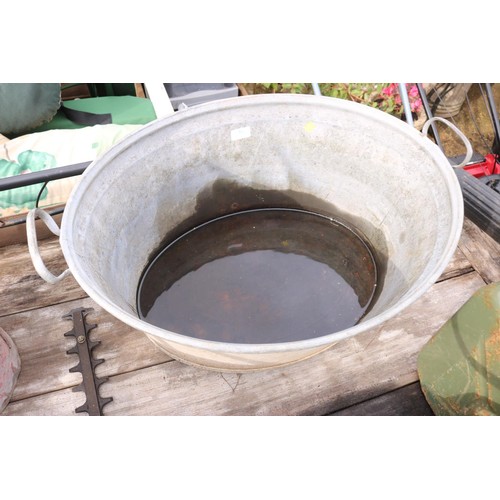 81 - Oval galvanised bath