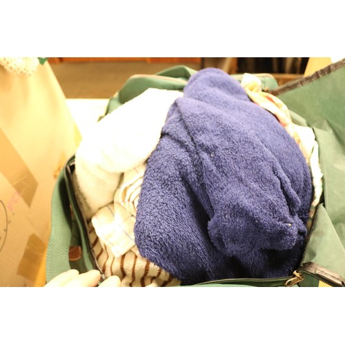 112 - Green bag of tea towels & towels