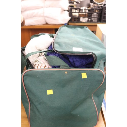 112 - Green bag of tea towels & towels