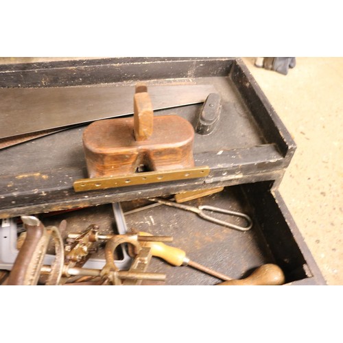 138 - carpenters wooden chest containing planes/saws/other tools