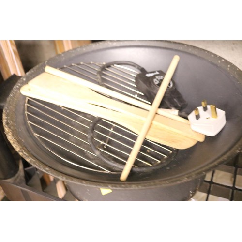 148 - Electric wok - warranted until 12 noon Tuesday following the above sale