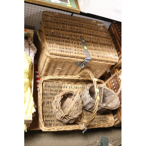 283 - Qty of wicker baskets/picnic baskets, etc