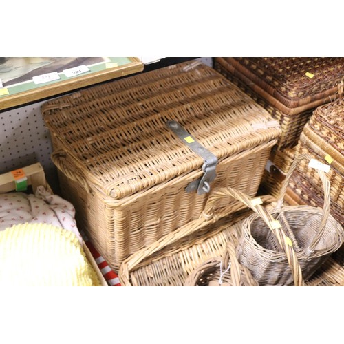 283 - Qty of wicker baskets/picnic baskets, etc