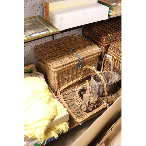 283 - Qty of wicker baskets/picnic baskets, etc