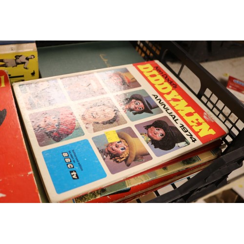 340B - Vintage annuals & sports books