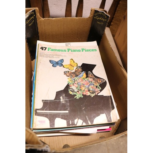 655 - Piano stool & music books