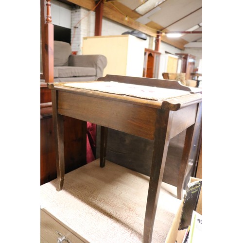 655 - Piano stool & music books