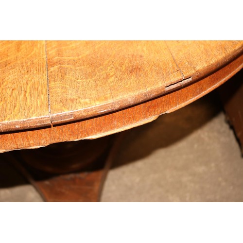 670 - Vintage solid oak round table