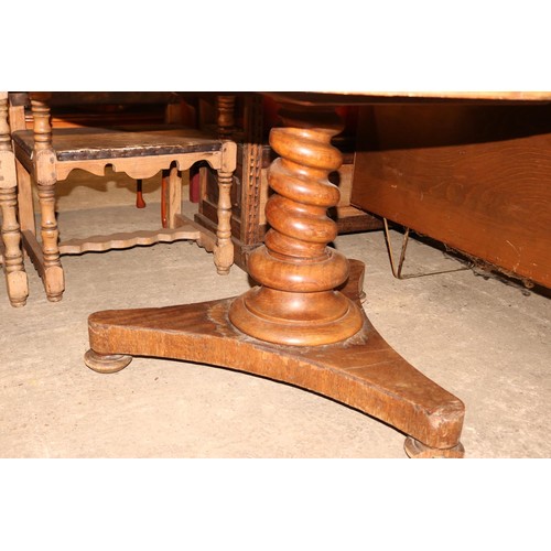 670 - Vintage solid oak round table