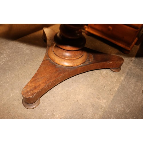 670 - Vintage solid oak round table