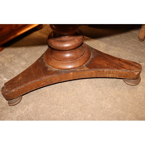 670 - Vintage solid oak round table