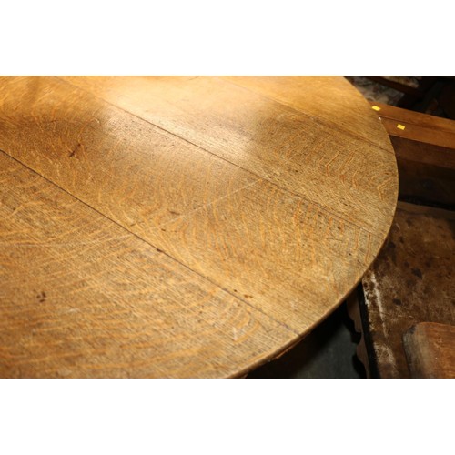 670 - Vintage solid oak round table