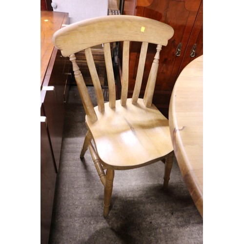 692 - Pine circular table with 5 chairs